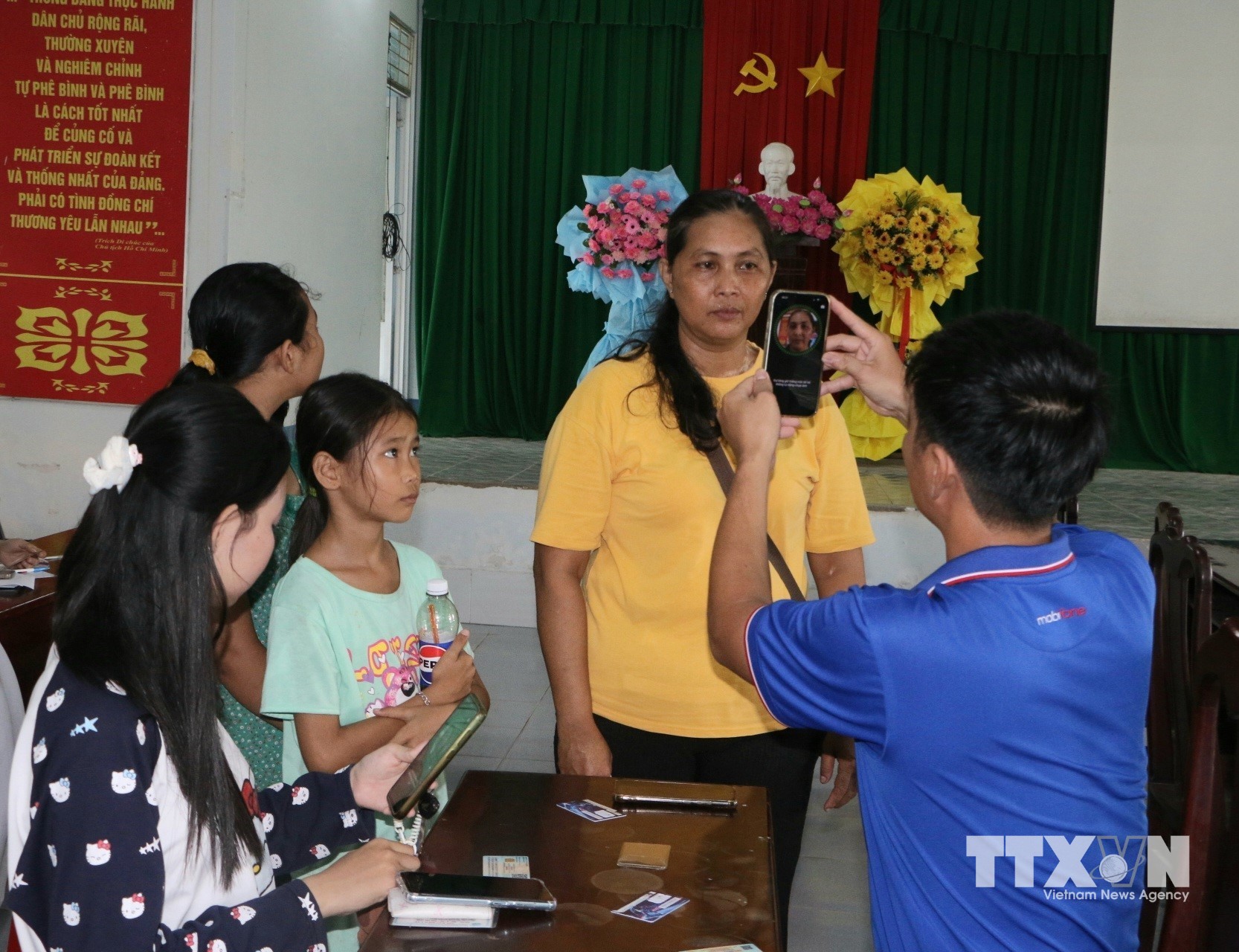 Công an xã, đoàn thể, doanh nghiệp viễn thông, ngân hàng và Tổ Công nghệ số cộng đồng hướng dẫn người dân, góp phần đưa các tiện ích số đến gần hơn với từng hộ dân. (Ảnh: Duy Khương/TTXVN)